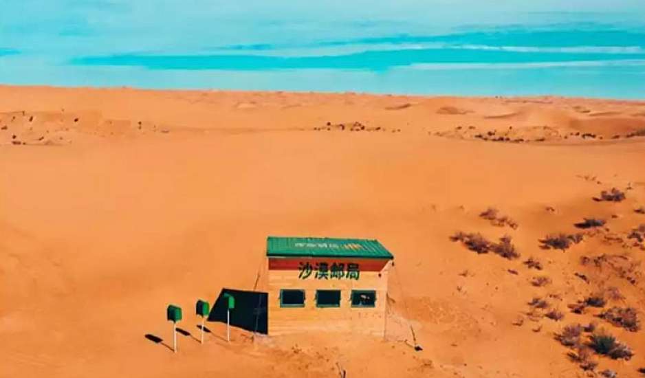 Αυτή η ξύλινη καλύβα στη μέση της ερήμου είναι το πιο απομακρυσμένο ταχυδρομείο του κόσμου