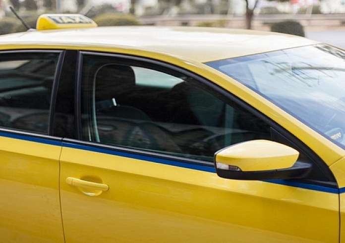 Με χαστούκιζαν και με δάγκωναν – Τι λέει οδηγός ταξί για την επεισοδιακή κούρσα