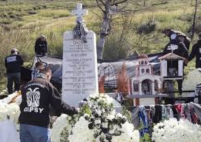 Συνθήματα στο μνημείο των οπαδών του ΠΑΟΚ στα Τέμπη, καταδίκασε η Λάρισα