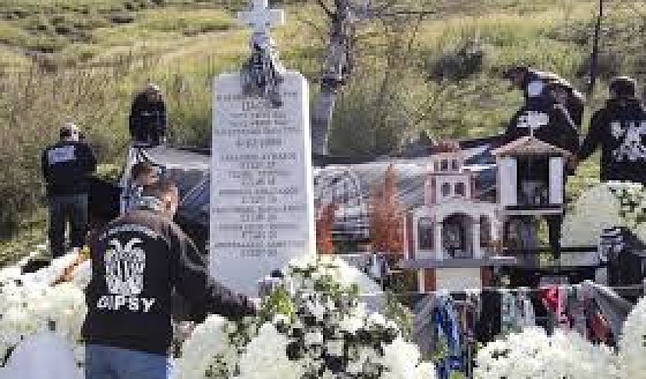 Συνθήματα στο μνημείο των οπαδών του ΠΑΟΚ στα Τέμπη, καταδίκασε η Λάρισα
