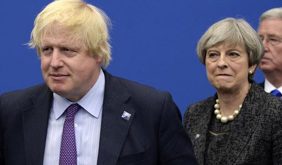 Άτακτο Brexit φοβάται η Μέι μετά και την παραίτηση Τζόνσον