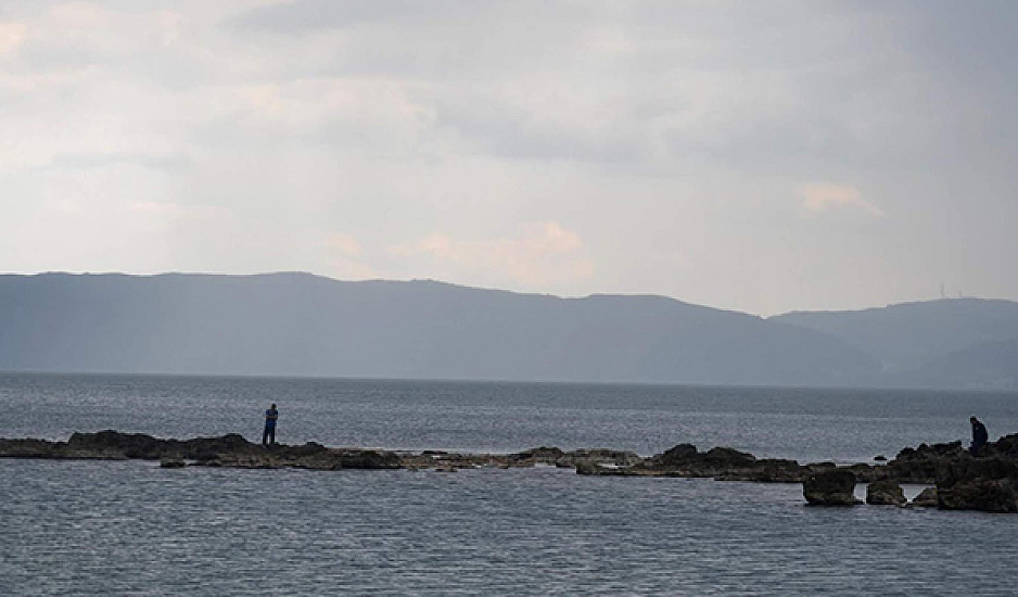 Εύβοια: Αστυνομικός έσωσε μητέρα και παιδί που παρασύρθηκαν από ρεύματα με στρώμα θαλάσσης