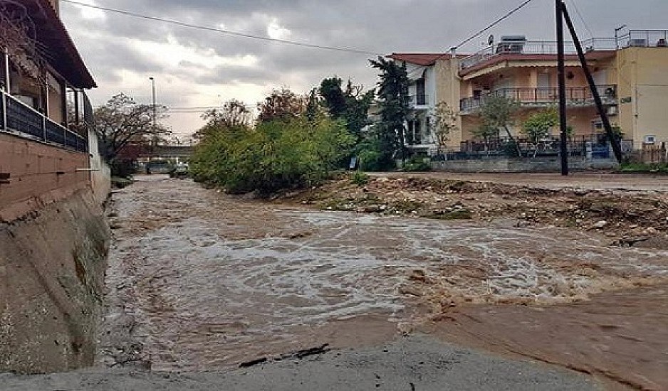Σε κατάσταση έκτακτης ανάγκης η Θάσος: Εικόνες βιβλικής καταστροφής από τη καταρρακτώδη βροχή