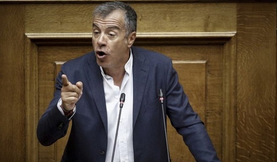 Θεοδωράκης: Δεν είναι απαγορευτικό οι βουλευτές να αλλάζουν απόψεις, αλλά να παραδίδουν τις έδρες