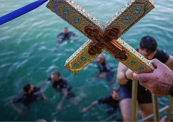 Χαλκίδα: «Έκλεψαν τον Σταυρό από τα χέρια του γιου μου» λέει η μητέρα 15χρονου
