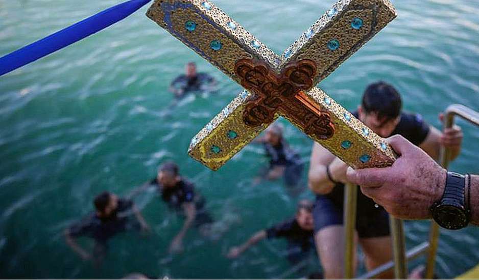 Χαλκίδα: «Έκλεψαν τον Σταυρό από τα χέρια του γιου μου» λέει η μητέρα 15χρονου