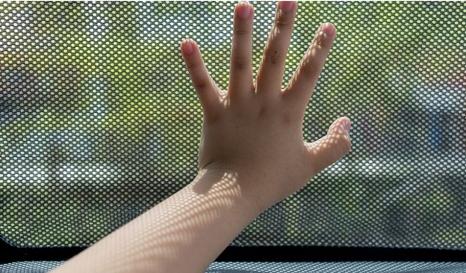 Χαλάνδρι: Ελεύθεροι με περιοριστικούς όρους οι γονείς της 8χρονης, που πέθανε από θερμοπληξία