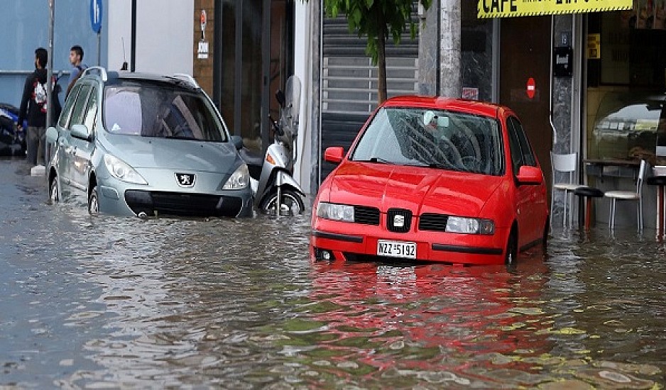Πνίγηκε  η Θεσσαλονίκη - Κινδύνεψαν άνθρωποι, προβλήματα και κλειστά σχολεία