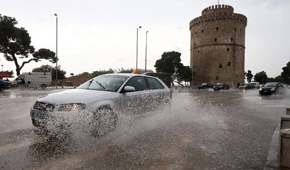 Χάος στη Θεσσαλονίκη λόγω βροχής.  Πλημμύρες στον Πολύγυρο