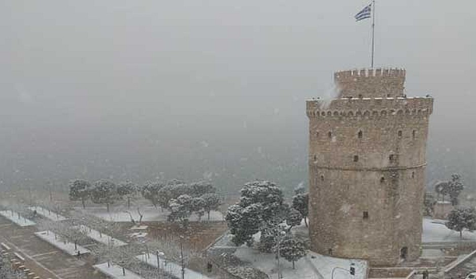 Καιρός – Θεσσαλονίκη: Επιστρέφει το ρεύμα στις περιοχές που κόπηκε – Συνεχίζεται η χιονόπτωση