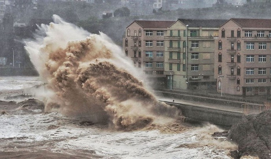 Φονικός τυφώνας χτύπησε την Κίνα: 13 νεκροί και 16 αγνοούμενοι