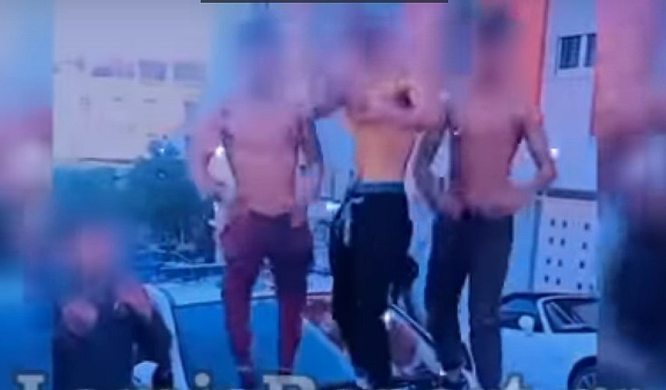 Λαμία: Προσήχθησαν δύο νεαροί που πόζαραν στο TikTok πάνω σε καπό περιπολικού