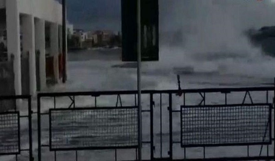 Τήνος: Τεράστια κύματα καταπίνουν το λιμάνι