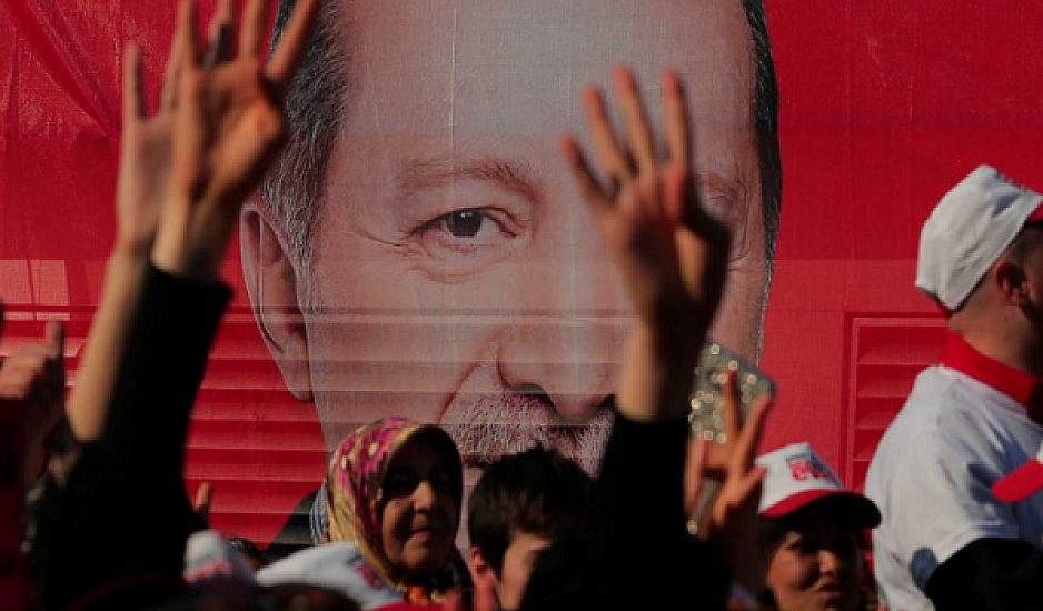Η κρίση χτυπά την Τουρκία: Ο Ερντογάν ζητά βοήθεια και ο γαμπρός του εξαγγέλλει λιτότητα