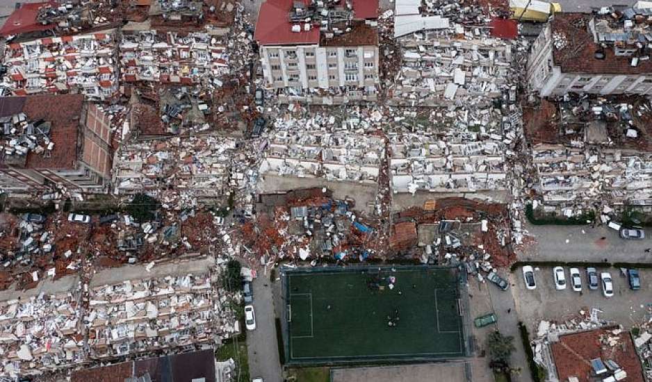 Σεισμός στην Τουρκία: Υπό δυσμενείς καιρικές συνθήκες οι προσπάθειες διάσωσης εγκλωβισμένων