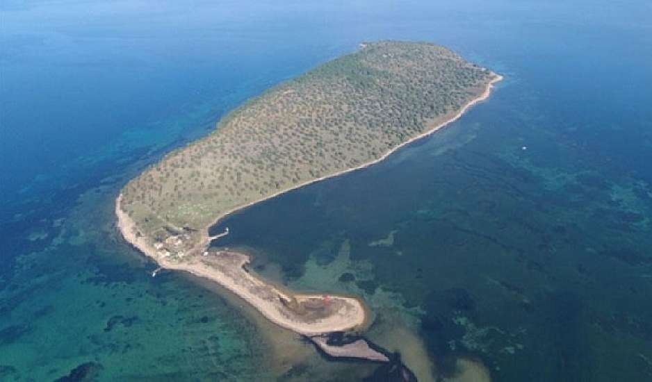 Στο «σφυρί» δύο τουρκικές νησίδες στο Αιγαίο