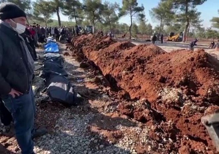 Τουρκία: Καμπανάκι κινδύνου για υγειονομική βόμβα - Μαζικές κηδείες για όσους δεν αναγνωρίστηκαν