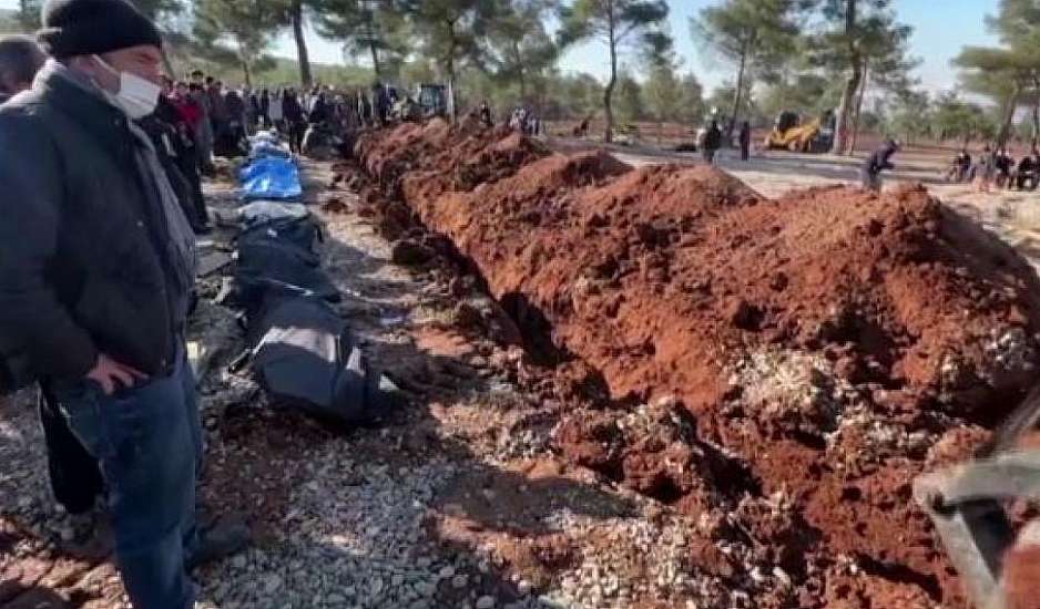 Τουρκία: Καμπανάκι κινδύνου για υγειονομική βόμβα - Μαζικές κηδείες για όσους δεν αναγνωρίστηκαν