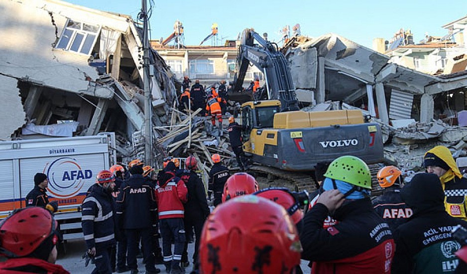 Σεισμός στην Τουρκία: Η στιγμή που ο διασώστης Κωνσταντίνος Νίκας απεγκλωβίζει 9χρονο κορίτσι
