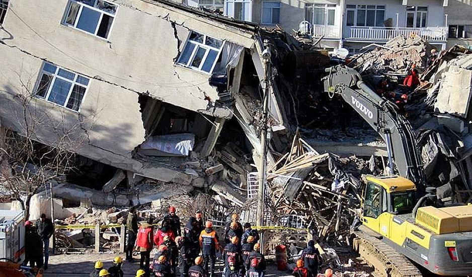 Σχεδόν 9.000 οι νεκροί από τον φονικό σεισμό σε Τουρκία και Συρία