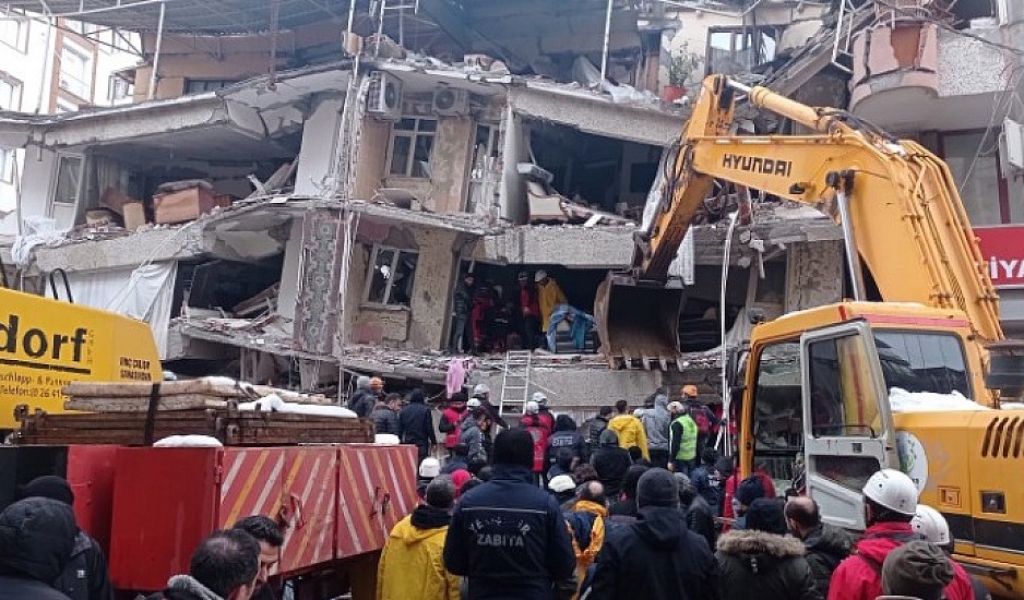 Σεισμός στην Τουρκία: Προσπαθούν να απεγκλωβίσουν και τέταρτο παιδάκι οι Έλληνες διασώστες