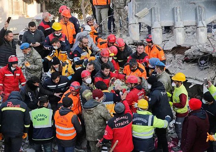 Τουρκία: Διασώστες ανέσυραν ζωντανούς 13χρονο και 10χρονη 183 ώρες μετά τον σεισμό