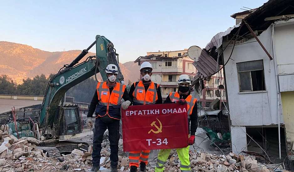 Τουρκία: Τρεις Έλληνες διασώστες προσήχθησαν γιατί ύψωσαν σημαία με το σφυροδρέπανο - Διαψεύδουν οι Τούρκοι
