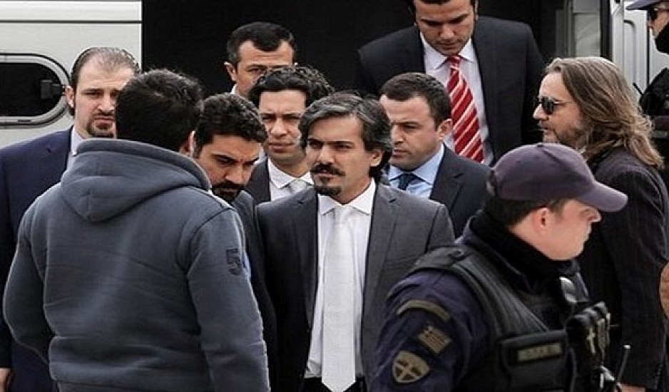 Στην Interpol προσφεύγει η Τουρκία για την έκδοση των 8 Τούρκων αξιωματικών