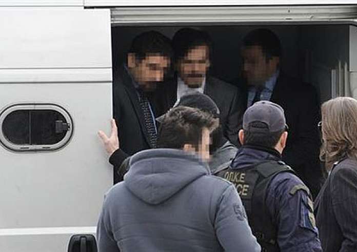 Μετέφεραν σε άλλο μυστικό μέρος τους οκτώ Τούρκους που επικήρυξε ο Ερντογάν