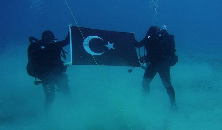 Τούρκοι κομάντος φωτογραφίζονται με την τουρκική σημαία στον βυθό της Σούδας