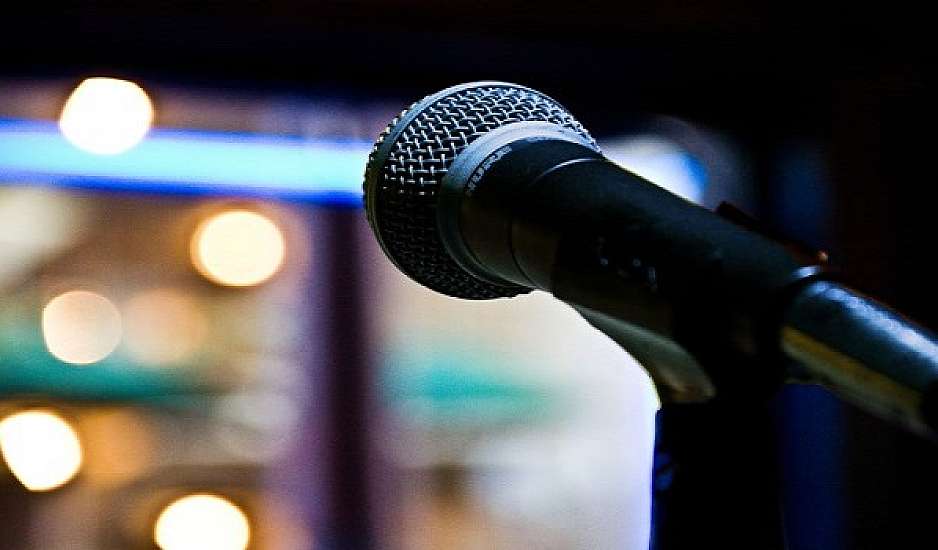 Γνωστός Έλληνας τραγουδιστής ήπιε υγρό μπαταρίας