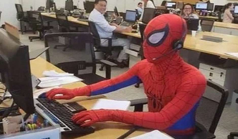 Τραπεζίτης παραιτήθηκε και πήγε στην δουλειά την τελευταία μέρα ντυμένος Spiderman