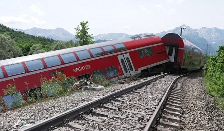 Γερμανία: Τέσσερις νεκροί και πάνω από 60 τραυματίες σε εκτροχιασμό τρένου στη Βαυαρία