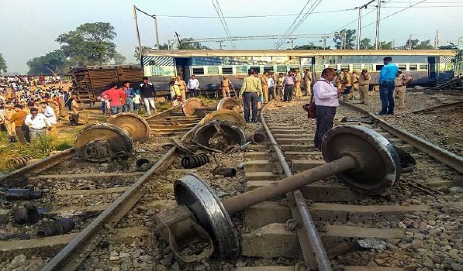 Ινδία: Τρένο εκτροχιάστηκε και έπεσε πάνω σε πλήθος - Τουλάχιστον 50 νεκροί