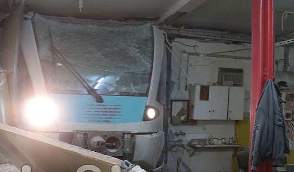Λαμία: Εικόνες από το τρένο που εκτροχιάστηκε και εισέβαλε σε αποθήκη