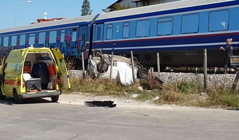 Φρικτό τροχαίο στα Τρίκαλα: Τρένο παρέσυρε και διέλυσε αυτοκίνητο