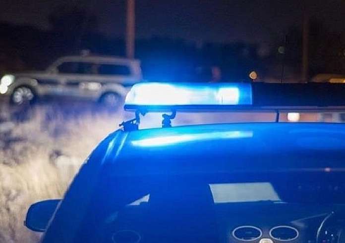 Φθιώτιδα: Τζιπ εγκλωβίστηκε κάτω από γέφυρα - οι επιβάτες ανέβηκαν στην οροφή για να σωθούν