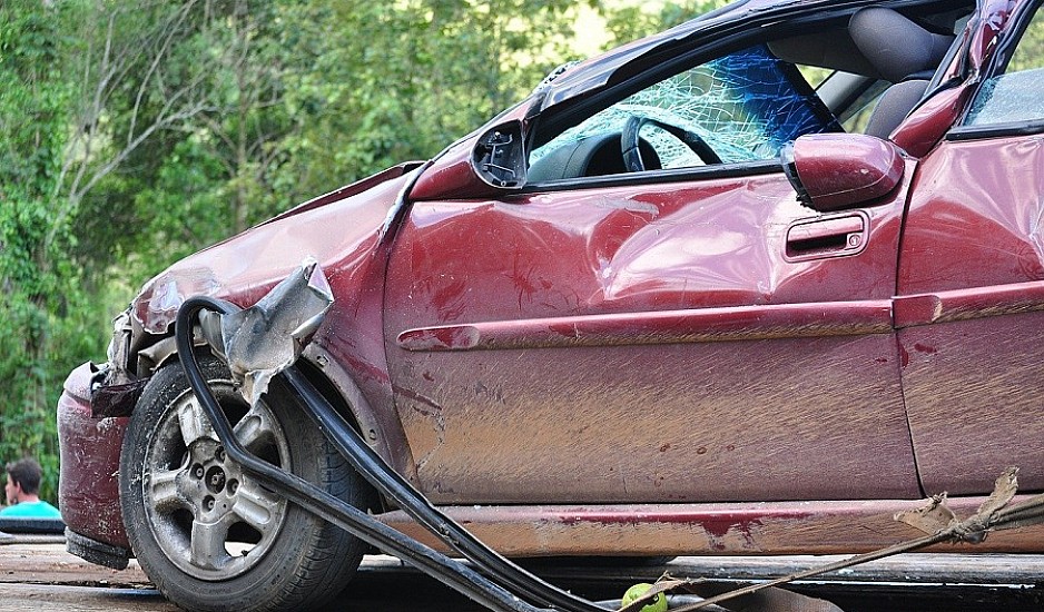 Αγρίνιο: Αυτοκίνητο καρφώθηκε σε κολώνα