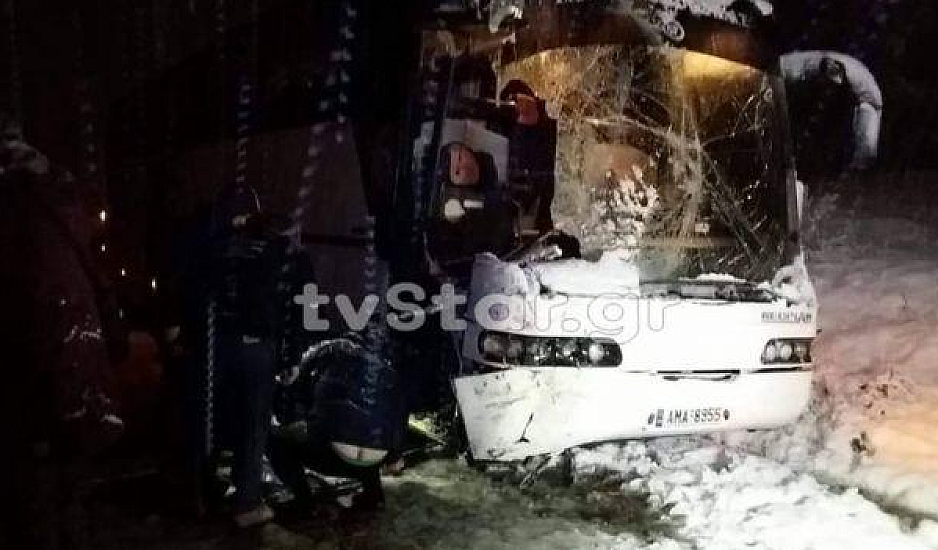 Σύγκρουση λεωφορείου με εκχιονιστικό στην Εύβοια εν μέσω σφοδρής χιονόπτωσης