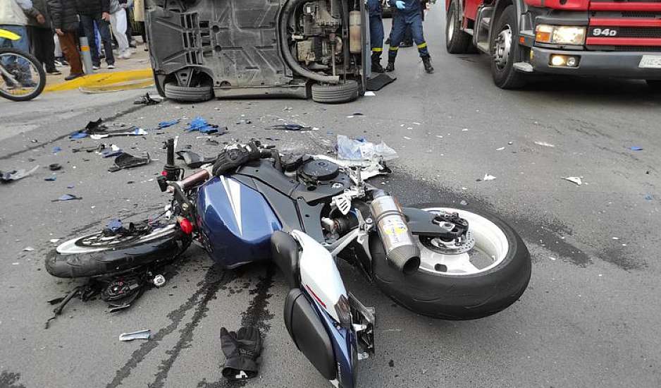 Σοκαριστικό τροχαίο στον Άλιμο με νεκρό μοτοσικλετιστή - Καρφώθηκε στην καμπίνα οχήματος