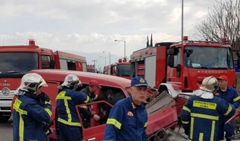 Σοβαρό τροχαίο έξω από τη Λαμία. Πυροσβέστες απεγκλώβισαν τους επιβάτες
