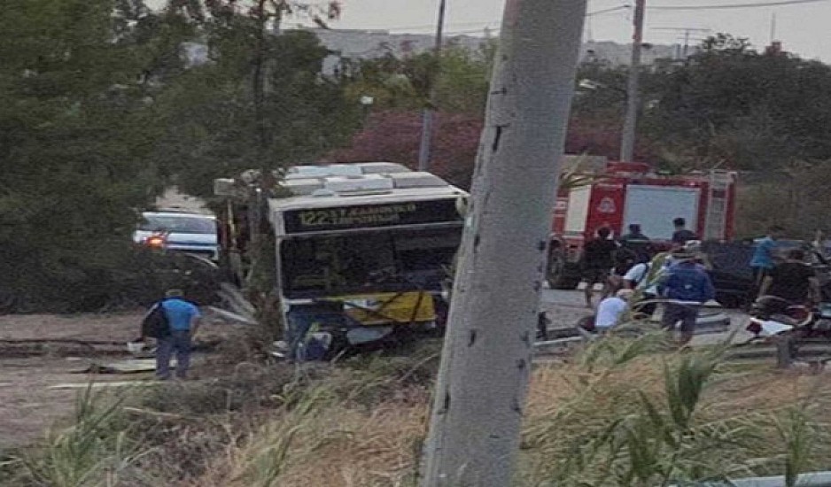 Τροχαίο στην Αγία Μαρίνα  - Λεωφορείο συγκρούστηκε με αυτοκίνητο