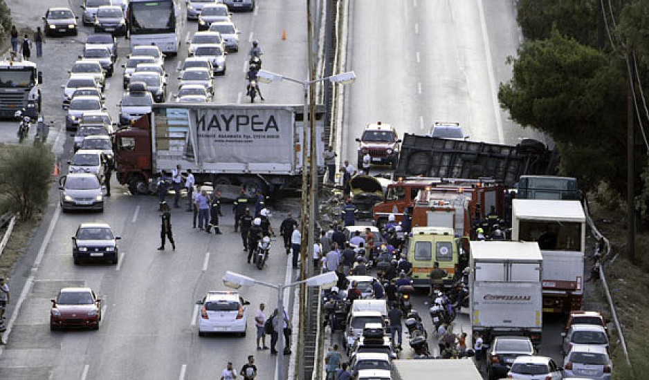 Σοβαρό το τροχαίο με νταλίκα στην Αθηνών - Κορίνθου. Ουρές χιλιομέτρων