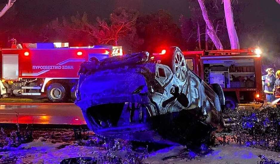 Τροχαίο ατύχημα στη Λεωφόρο Ποσειδώνος – Στις φλόγες αυτοκίνητο με τρεις επιβάτες