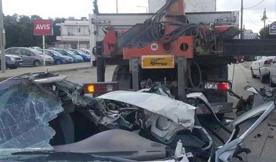 Φορτηγό θέρισε εννέα σταθμευμένα οχήματα στη Ρόδο. Βίντεο