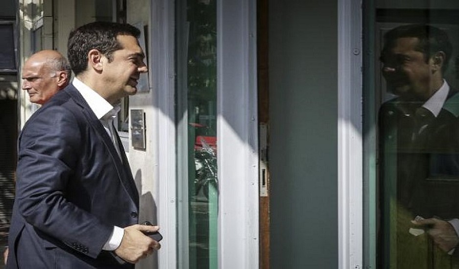 Στα γραφεία του ΣΥΡΙΖΑ ο Τσίπρας  για τη συνταγματική αναθεώρηση