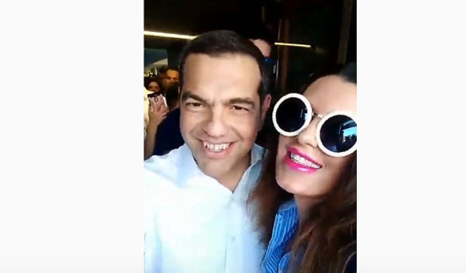 Θαυμάστρια του Τσίπρα όρμηξε για selfie: Θα τρελαθώ κύριε Τσίπρα - Σας Αγαπώ!