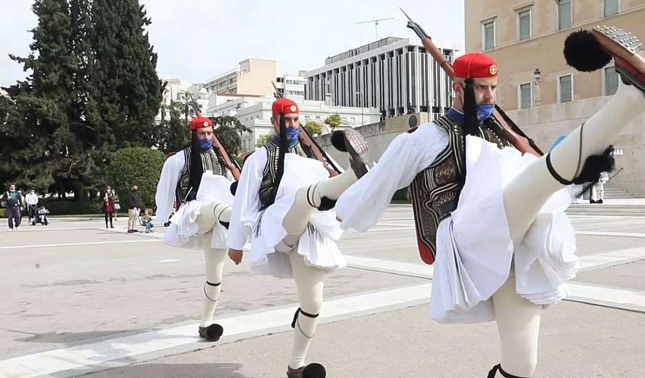 Δέος από τον βηματισμό της Προεδρικής Φρουράς: Χτυπούν το τσαρούχι για να ακούνε οι Άγνωστοι νεκροί