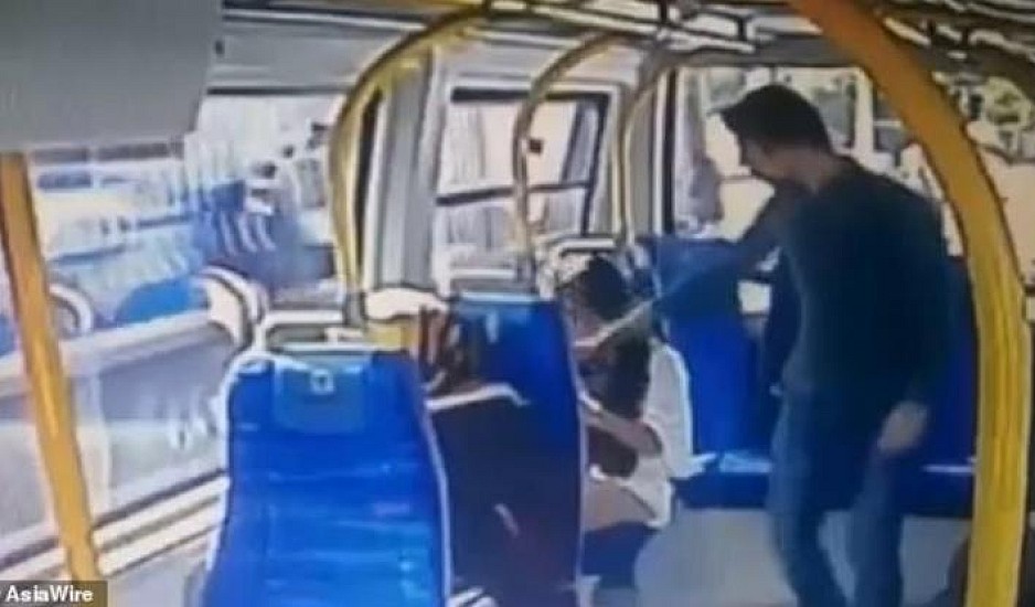 Θρασύδειλος Τούρκος χαστούκισε κοπέλα μέσα στο λεωφορείο επειδή φορούσε σορτς