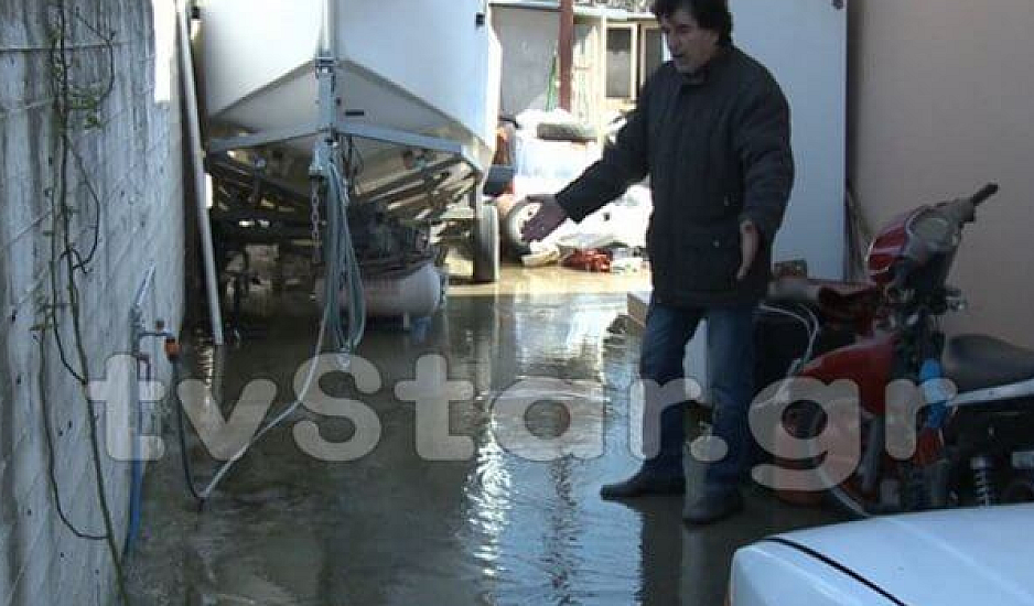 Χαλκίδα: Τα σπίτια τους γέμισαν νερά χωρίς να βρέξει